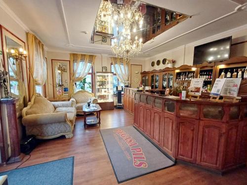 尤尔马拉佩嘎萨必尔斯温泉酒店的一间酒吧,里面配有沙发和椅子