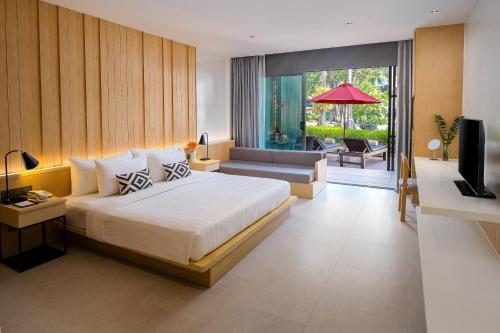 蔻立Ramada Resort by Wyndham Khao Lak的一间卧室设有一张床和一间客厅。
