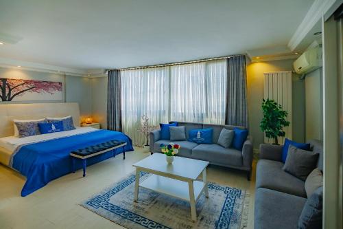 伊斯坦布尔Galataport Flat Company的一间卧室配有一张特大号床和一张沙发