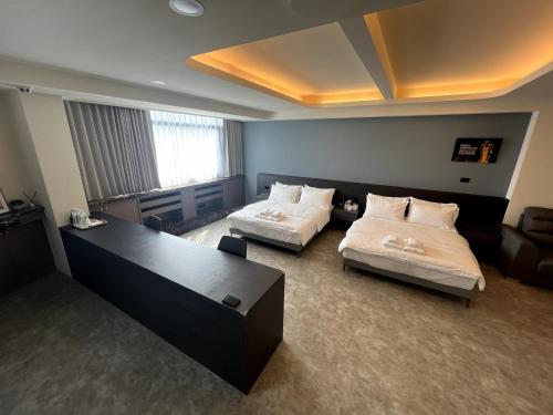 ZhudongChill Place 二馆的酒店客房,设有两张床和一张沙发