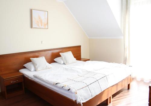 斯克拉斯卡波伦巴Pod Bukami - Chill&SPA的一间卧室配有一张带木制床头板的床