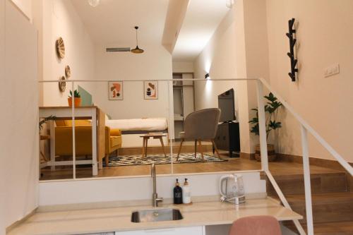 塞维利亚MonKeys Apartments Miraflores的一间小公寓,设有厨房和客厅