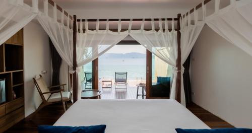 丽贝岛利普悬崖度假村的一间卧室配有一张床,享有海景