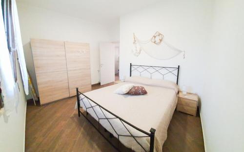 阿雷内拉Villa La Sosta - 150m dal mare - Patio Privato e Areal Relax的一间卧室配有一张床和一个梳妆台