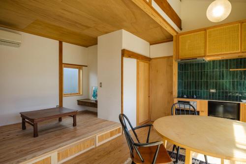 柳川堀割柳川旅馆的配有桌椅和厨房的房间