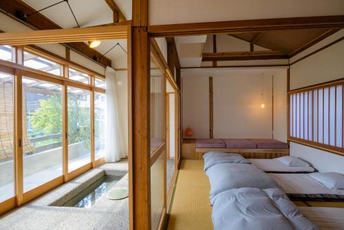 柳川堀割柳川旅馆的客房设有两张床和窗户。
