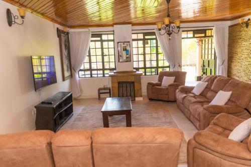 BungomaElevate by African Manor的客厅配有沙发和桌子