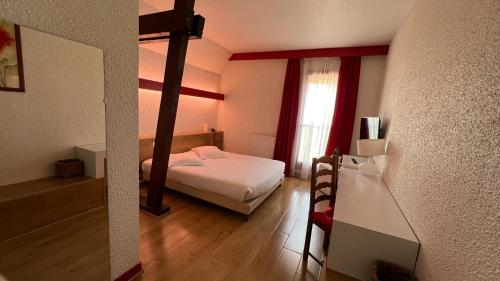 弗内瑞莱斯桑芳德酒店的一间卧室配有双层床和窗户。