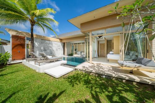 卡马拉海滩Himmapana Villas - SHA Extra Plus的一个带游泳池和别墅的后院
