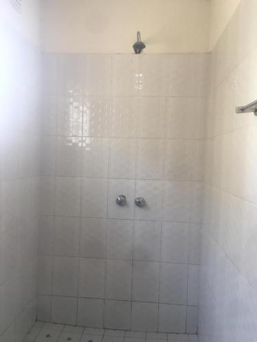 布兰太尔Villa Ntowe Lodge的浴室内设有带2个水龙头的白色瓷砖淋浴间