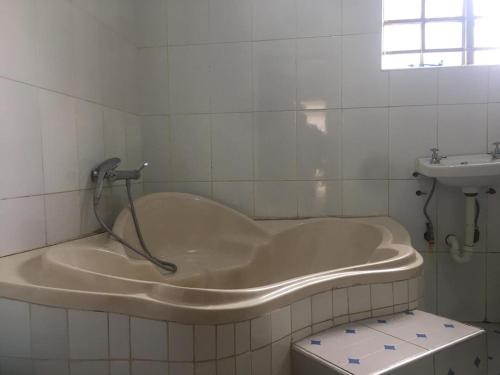 布兰太尔Villa Ntowe Lodge的带浴缸的浴室和水槽