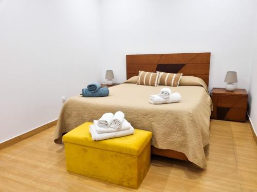 阿科达卡列塔Casa Torbit, Apartment in Arco da Calheta的一间卧室配有一张床,上面有两条毛巾