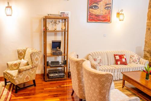 MuyakaZereniti House的客厅配有沙发和两把椅子