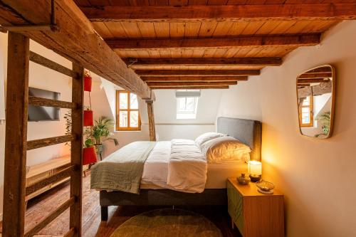 安特卫普Little Antwerp holiday home的一间卧室设有一张床和两个窗户。