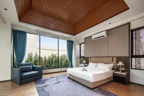 乔木提恩海滩圣地亚哥别墅度假酒店的一间卧室配有一张大床和一把椅子