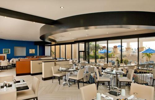 迈阿密迈阿密市区希尔顿酒店的用餐室设有桌椅和窗户。