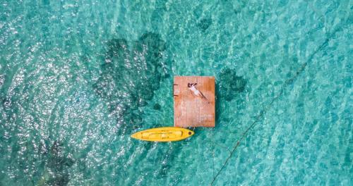 丽贝岛利普悬崖度假村的水中的一个黄色冲浪板