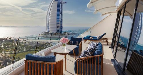 迪拜朱美拉海滩酒店的游轮上带桌椅的阳台