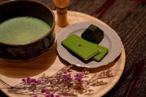 京都Saju Kyoto 茶住 京都的一块绿色液体,紧贴一盘绿色布丁