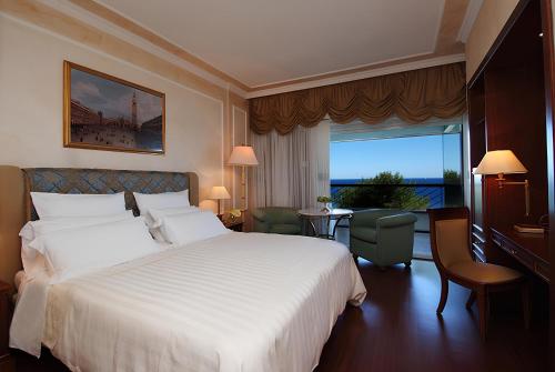 博尔迪盖拉戴尔玛尔度假及SPA大酒店的一间设有大床和窗户的酒店客房
