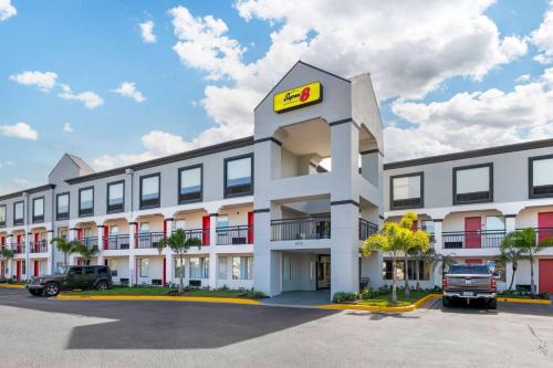 奥兰多Super 8 by Wyndham Orlando Near Florida Mall的拥有商家的酒店外景