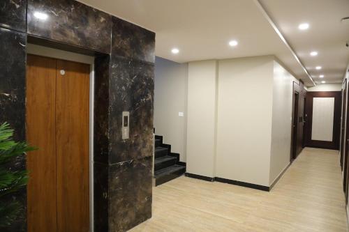 钦奈Miot Grande的走廊上设有楼梯,走廊上设有门