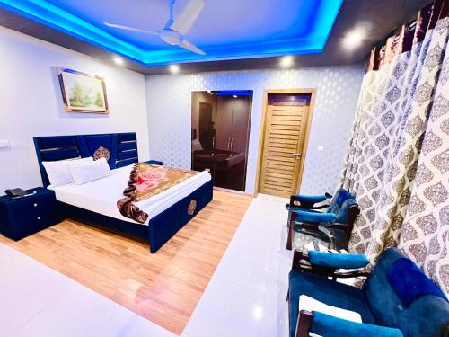 伊斯兰堡Imperial Lodges的一间卧室设有一张床和蓝色的天花板