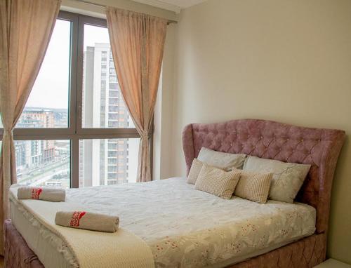 贝尔格莱德BW Aurora Lux Panorama的一间卧室设有一张大床和大窗户