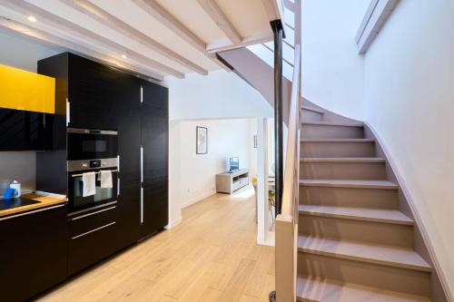 南特LE BLUM COEUR - Hyper Centre Nantes的厨房设有通往客厅的楼梯