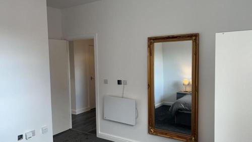 提普顿Beautiful 1-Bed Apartment in Tipton的墙上的镜子,在一张床上