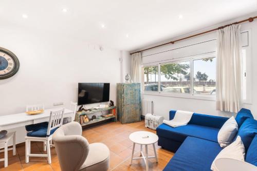 滨海圣波尔Hauzify I Apartament Can Bou的客厅配有蓝色的沙发和电视