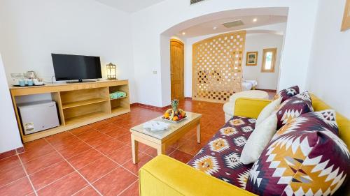 沙姆沙伊赫塔玛拉海滩度假酒店的带沙发和电视的客厅