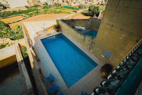萨奈特Villa Getaway with Private Pool的享有蓝色海水游泳池的顶部景致