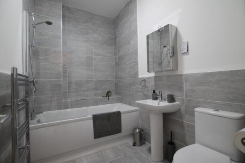 邓迪Superb One Bedroom Apartment in Dundee的带浴缸、卫生间和盥洗盆的浴室