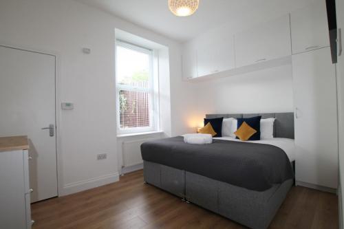 邓迪Superb One Bedroom Apartment in Dundee的一间卧室设有一张大床和一个窗户。
