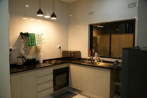 奇帕塔Modern Village Apartments的厨房配有水槽和台面