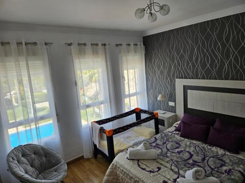 阿尔姆尼卡Los Pinos Mar y Montaña的一间卧室设有一张床和两个窗户。