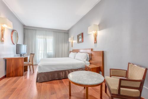 托尔梅斯河畔圣马尔塔Crisol Regio的酒店客房配有一张床铺和一张桌子。