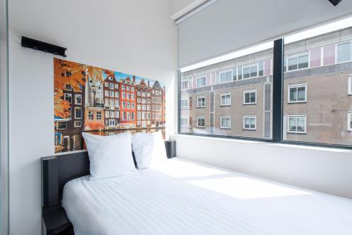 阿姆斯特丹阿姆斯特丹市中心南便捷酒店的卧室设有白色的床和大窗户