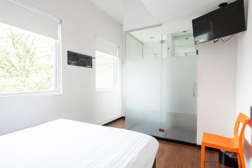 阿姆斯特丹阿姆斯特丹市中心南便捷酒店的卧室配有白色的床和窗户。