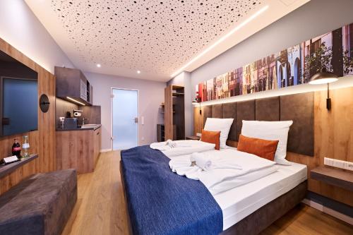 纽伦堡XZLLENZ - Modern, Neu, Luxus, Frei-Parken, U-Bahn的一间卧室配有一张带蓝色毯子的大床