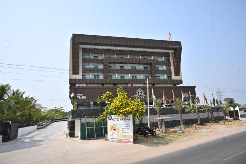 NizāmābādHotel krishna的前面有标志的大建筑