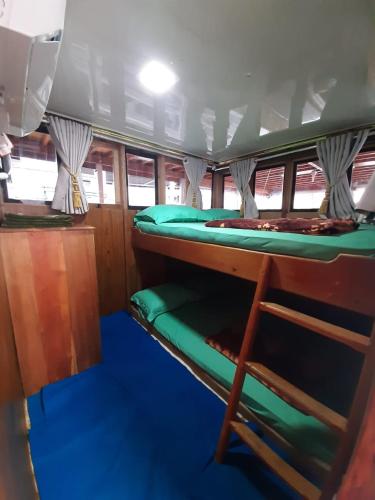 纳闽巴霍Exploring komodo island的船上的一间客房配有两张双层床。