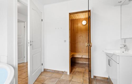 布罗Awesome Home In Brenderup Fyn With 3 Bedrooms, Sauna And Wifi的一间带卫生间和水槽的浴室