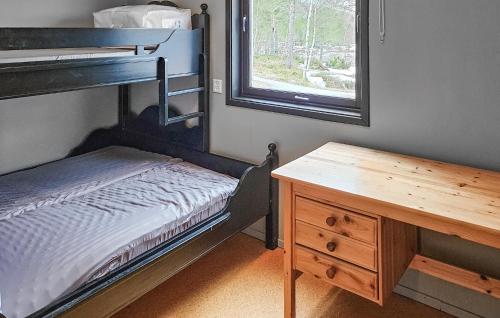 LeinesAmazing Home In Leines With House Sea View的一间卧室配有双层床和一张木桌