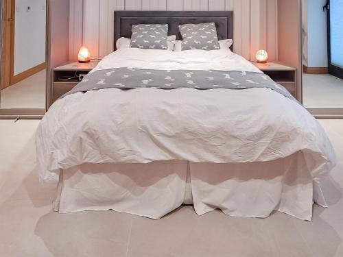 WhittingtonPark Barn的卧室配有一张带白色棉被的大床