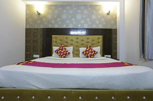 新德里Airport KINGDOM的一间卧室配有一张大床和两个枕头
