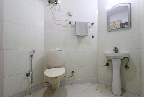 新德里Airport KINGDOM的一间带卫生间和水槽的浴室