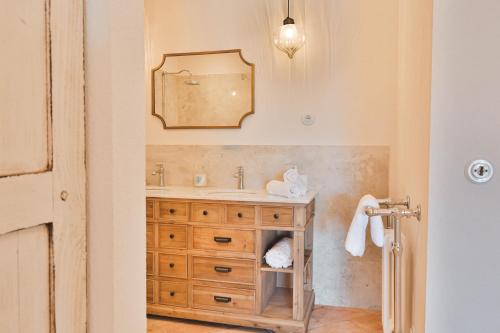 皮亚纳Les Demeures de Piana的一间带水槽和镜子的浴室