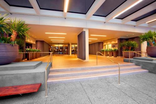 洛杉矶The Westin Bonaventure Hotel & Suites, Los Angeles的大厅,楼内有楼梯和盆栽植物